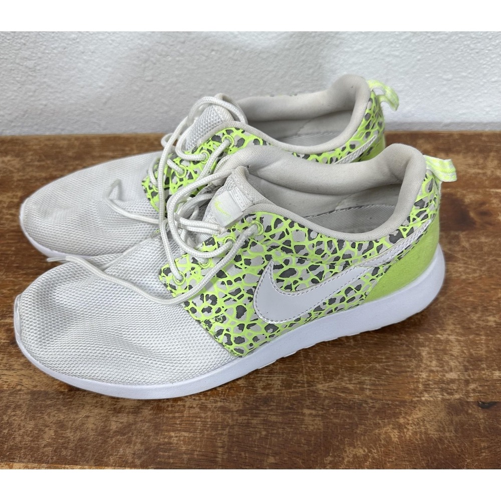 Nike Roshe One Shoes Womens‎ Size 8 Safari Print Volt 833928-100 Sneakers